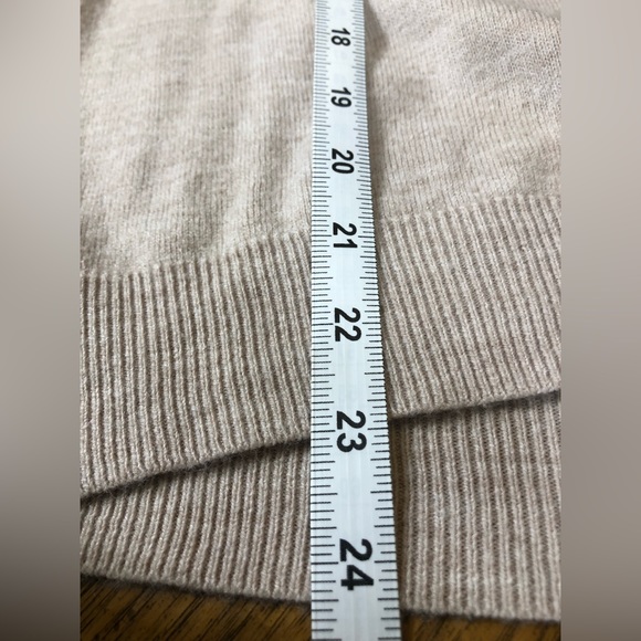 Lightweight Sweater Women’s Medium - Picture 6 of 6